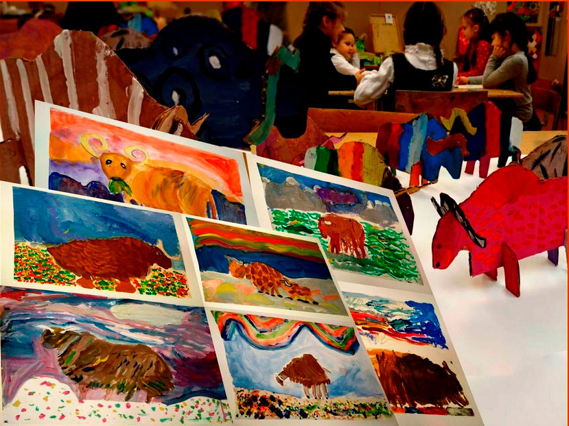 Детские рисунки и поделки из картона. Фото предоставлено Молчановой А.Г.
